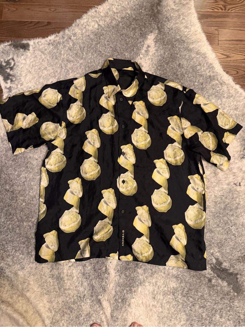 GIVENCHY MEN’S SILK LEMON-PRINT HAWAIIAN SHIRT — SIZE 39